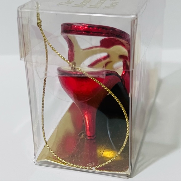 Metropolitan Museum of Art New York red shoe decor in sealed box. - Picture 6 of 14